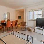 Apartment Stylish With Parking By Lovelystay *