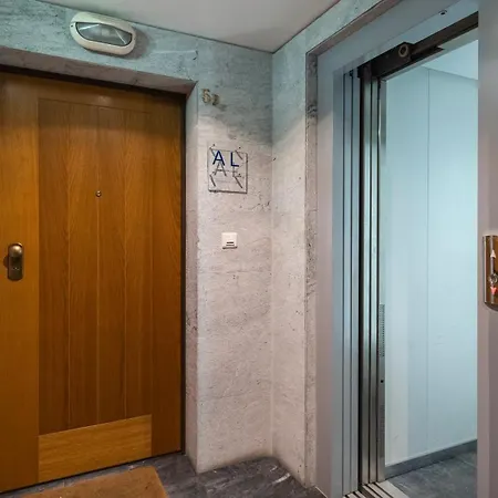 Stylish With Parking By Lovelystay Apartament