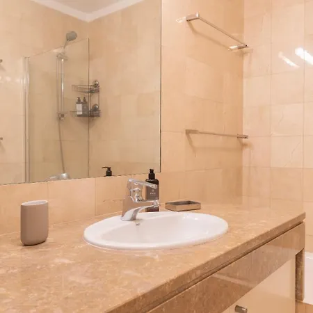 Stylish With Parking By Lovelystay *