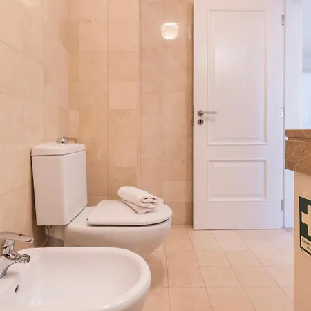 Stylish With Parking By Lovelystay Appartement