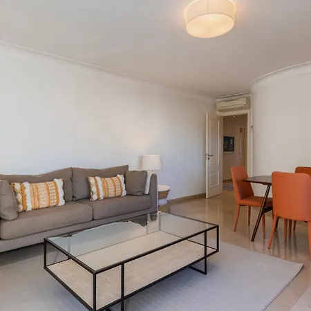Apartment Stylish With Parking By Lovelystay