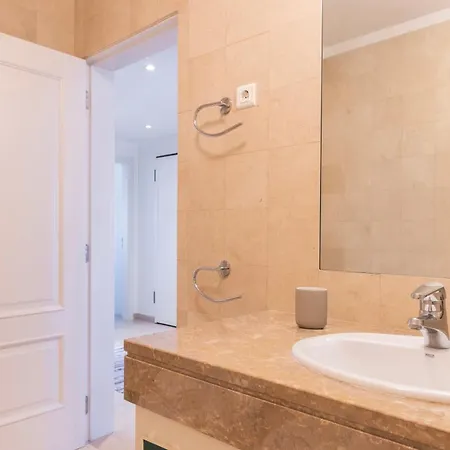 Stylish With Parking By Lovelystay Appartement *