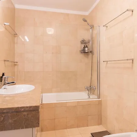 Stylish With Parking By Lovelystay Лісабон