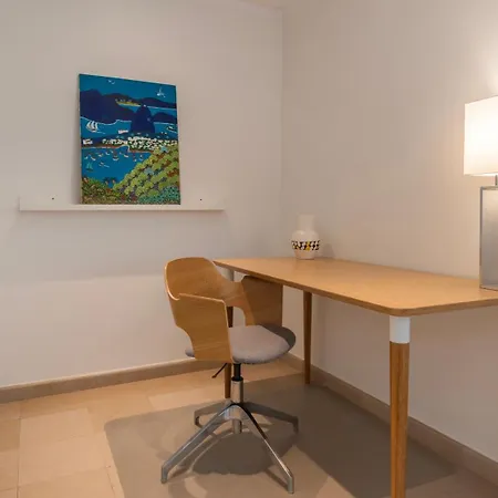 Apartment Stylish With Parking By Lovelystay