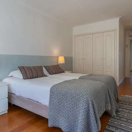Apartment Stylish With Parking By Lovelystay