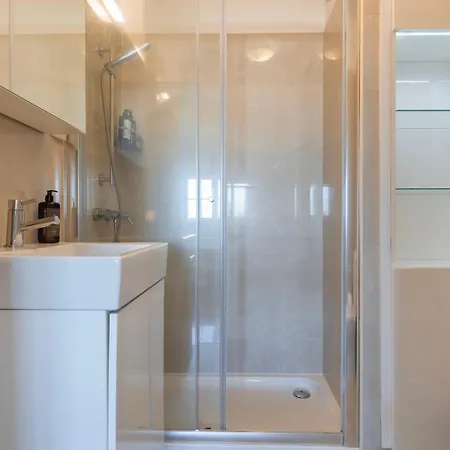 Stylish With Parking By Lovelystay Appartement